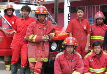 Bomberos peruanos tendrían trajes más modernos y seguros