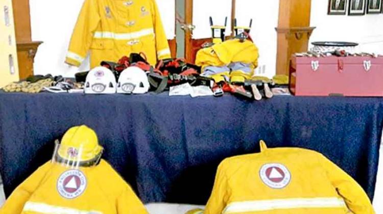 Ayuntamiento dona herramientas y equipo a bomberos
