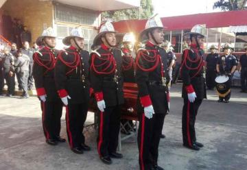 Despiden a bombero que murió en fatal caída de un edificio