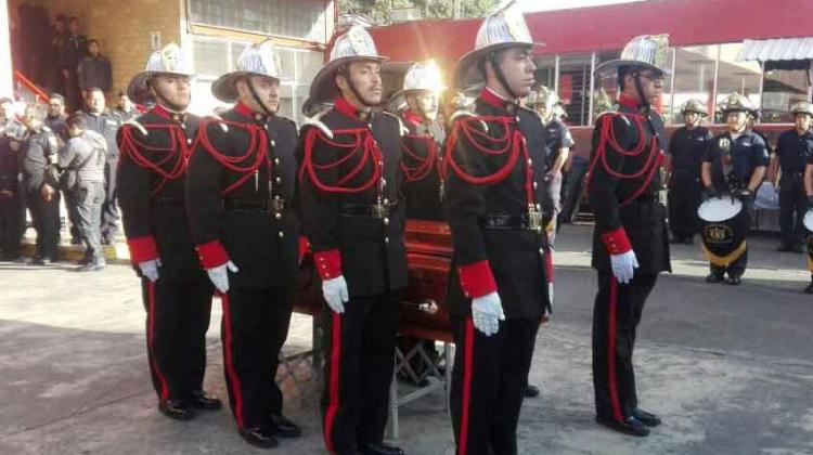 Despiden a bombero que murió en fatal caída de un edificio