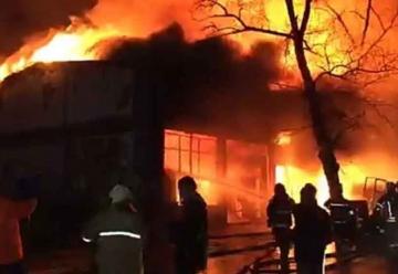 Gigantesco incendio consume varios locales en el centro de Talca