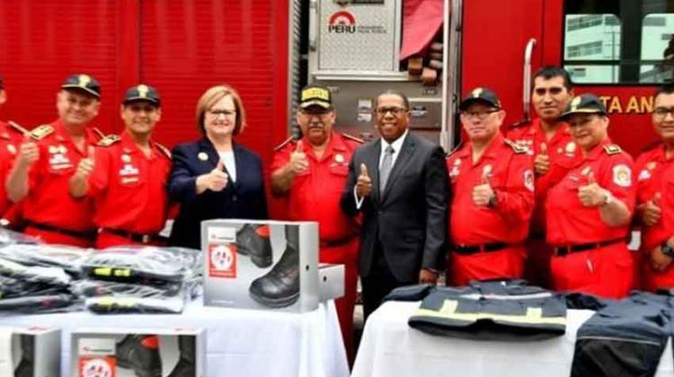 El Cuerpo de Bomberos del Perú recibe equipo de avanzada