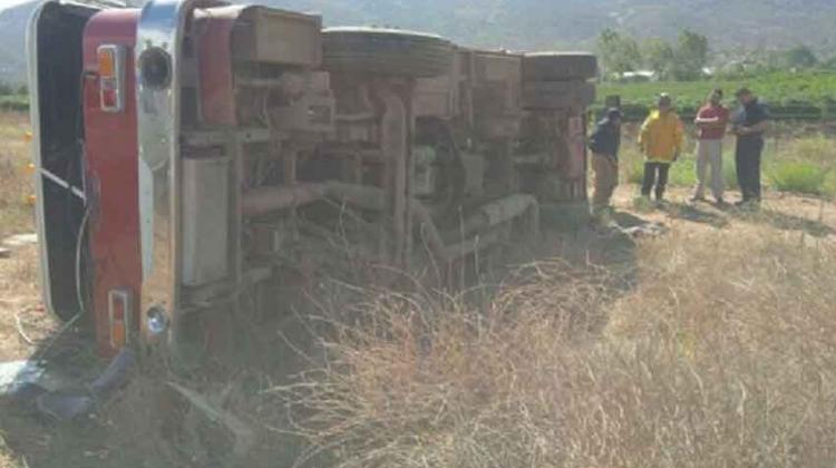 Vuelca unidad de bomberos en Francisco Zarco