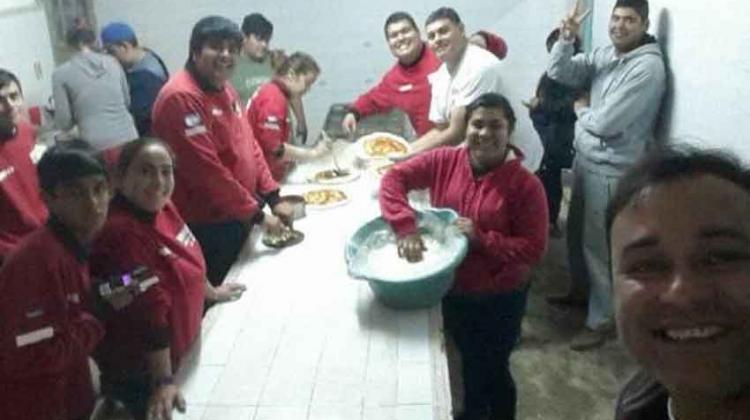 Bomberos Voluntarios venden pizzas para autofinanciarse