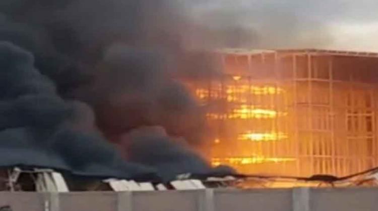 Incendio consumió almacén a la altura de la Variante de Uchumayo