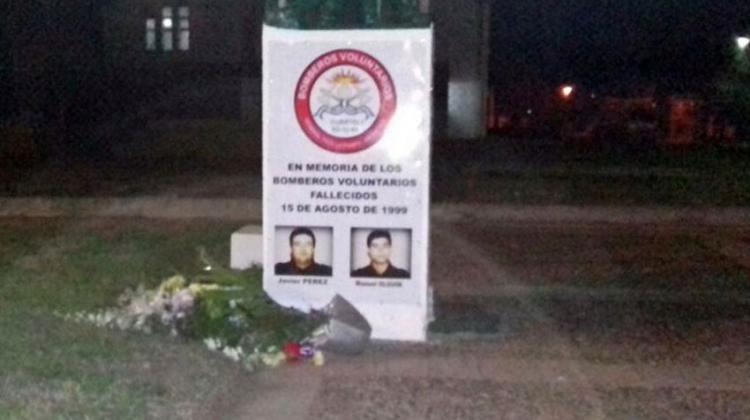 Se robaron los floreros del monumento a los bomberos caído