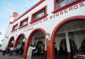 Roban placas de esculturas de bomberos de Veracruz