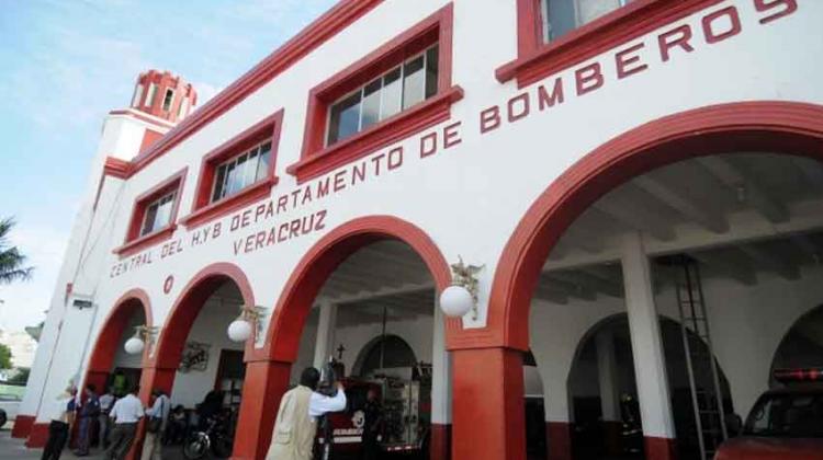 Roban placas de esculturas de bomberos de Veracruz