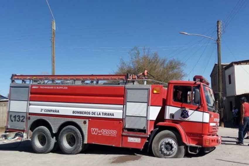Carro de Bomberos cayó a un socavón en La Tirana