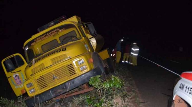 Camión de bomberos sufre accidente durante asistencia