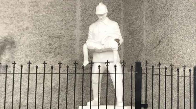 Destruyen un monumento dedicado a los bomberos