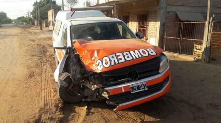 Bomberos chocaron contra poste de alta tensión