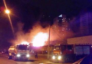 Bomberos sofocan un feroz incendio en una fábrica de ropa