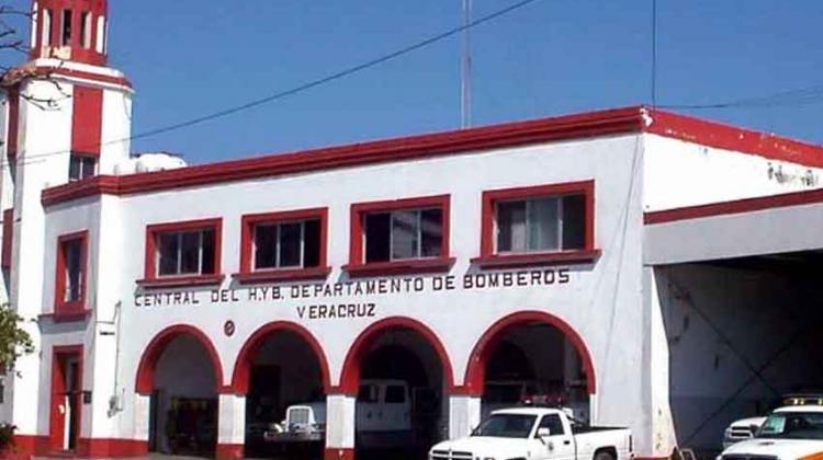 Reportan delicado a uno de los bomberos lesionados por explosión