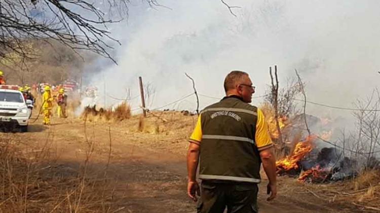 Bomberos combaten un incendio en la zona de Cosquín
