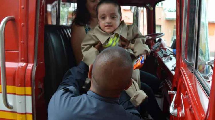 Cumplen el sueño de ser bomberos a niño de 5 años