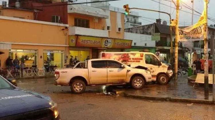 Colisión entre Unidad de Rescate de Bomberos y una camioneta