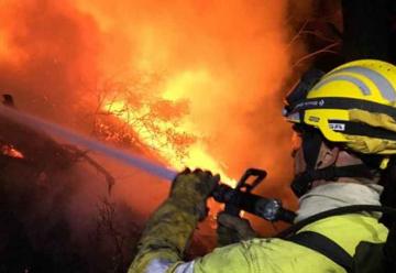 Bomberos controlan un incendio forestal en la Serra d’en Galceran