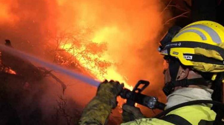 Bomberos controlan un incendio forestal en la Serra d’en Galceran