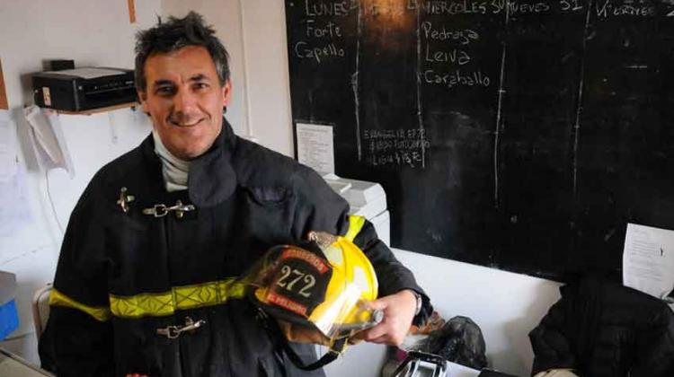 El director bombero que apaga los «incendios» del aula y de la vida