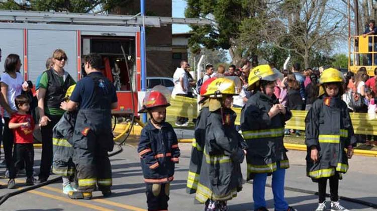 Cientos de chicos fueron «Bomberos por un día»