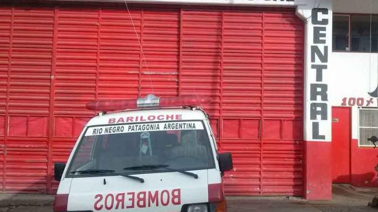 Bomberos venden pizza para comprar herramientas de rescate