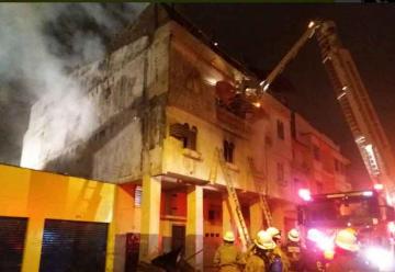 Incendio consumió un edificio de 3 plantas en Guayaquil