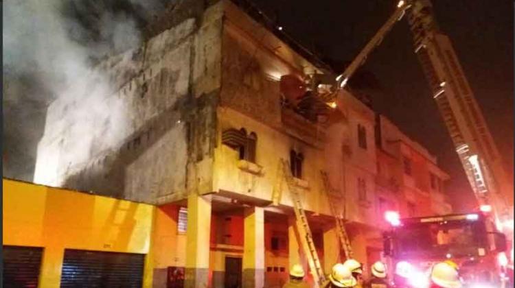 Incendio consumió un edificio de 3 plantas en Guayaquil
