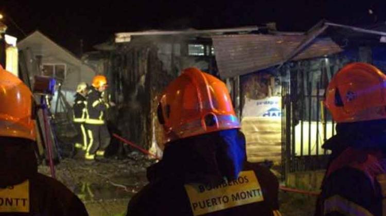 Dos bomberos lesionados deja incendio de vivienda