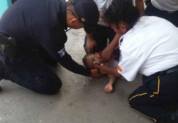 Bomberos reaniman a un niño que cayó en un balde con agua