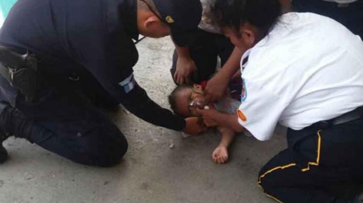Bomberos reaniman a un niño que cayó en un balde con agua