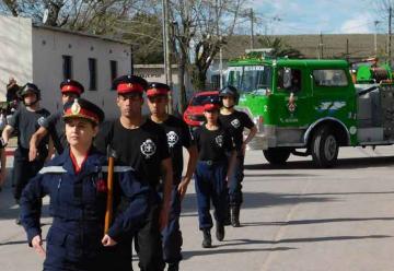 Se realizó el desfile por los 50 años de Bomberos Voluntarios de Lezama