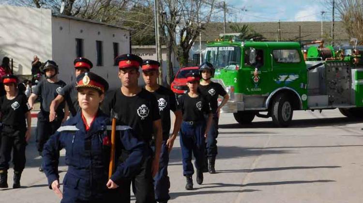 Se realizó el desfile por los 50 años de Bomberos Voluntarios de Lezama