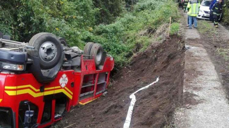 Cuatro bomberos lesionados deja el volcamiento de un carro bomba