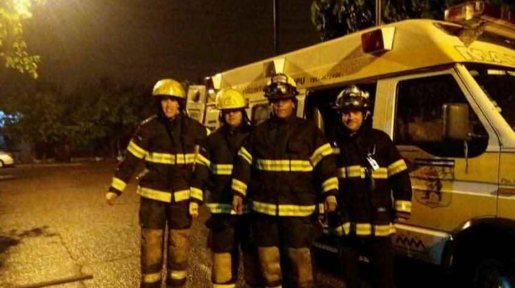 Bomberos salvaron a una perra y a sus cachorros de morir ahogados