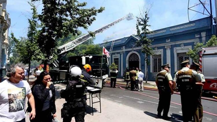 Incendio en el centro de Santiago afecta sede de la universidad UTEM