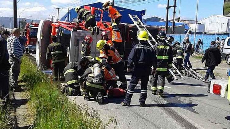 Bomberos lesionados deja volcamiento de unidad en Coronel