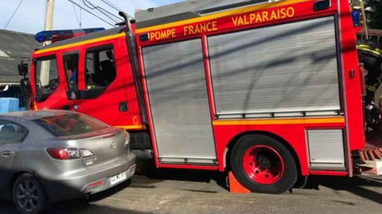 Carro de Bomberos choca contra un muro en Valparaíso