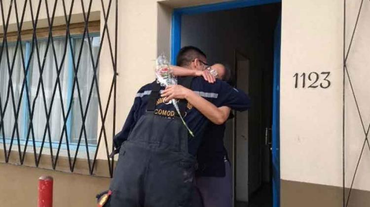 Emocionante homenaje de los bomberos a sus madres