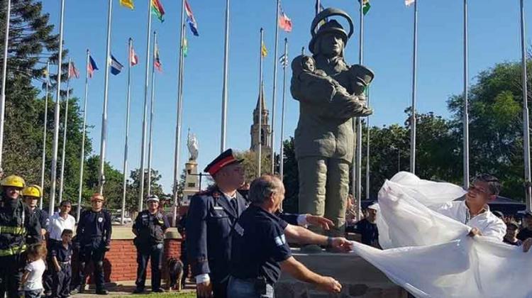 Monumento a Bomberos Voluntarios en Pilar