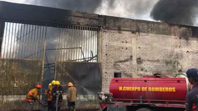 Fuerte incendio acaba con bodega y daña casas en Apatzingán