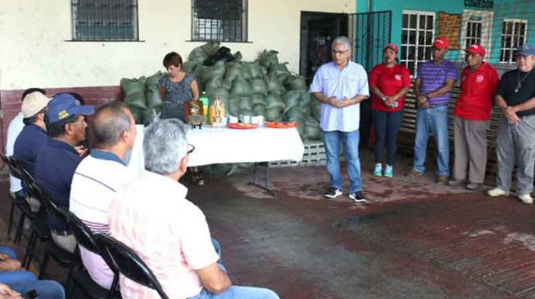 Entregan materiales de construcción a estación de bomberos