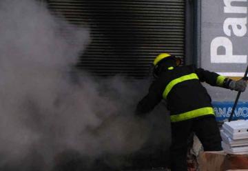 Duras críticas a Bomberos tras incendio en depósito de lácteos