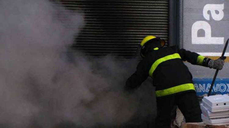 Duras críticas a Bomberos tras incendio en depósito de lácteos