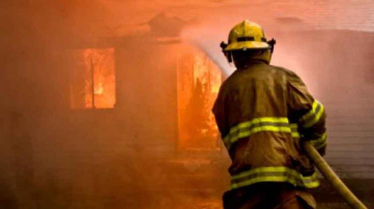Bombero sufre lesión en incendio gasolinera
