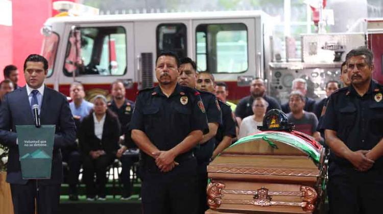 Rinden homenaje a bombero caido en cumplimiento del deber