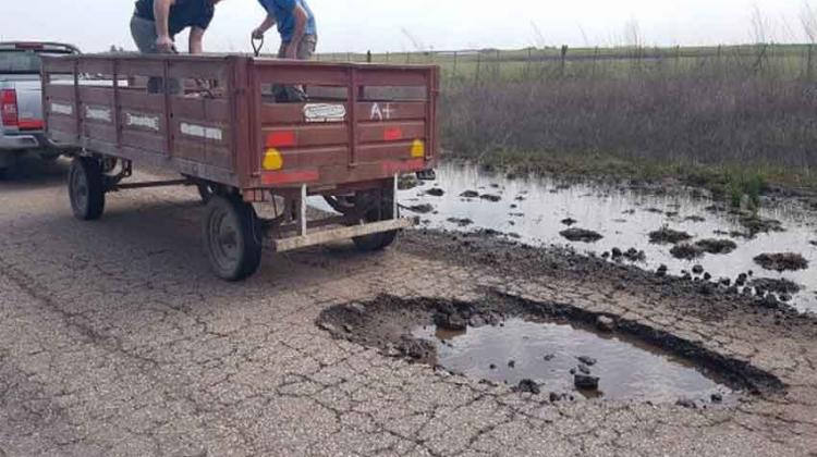 Los Bomberos de Villa Maza reparan baches en la ruta de acceso
