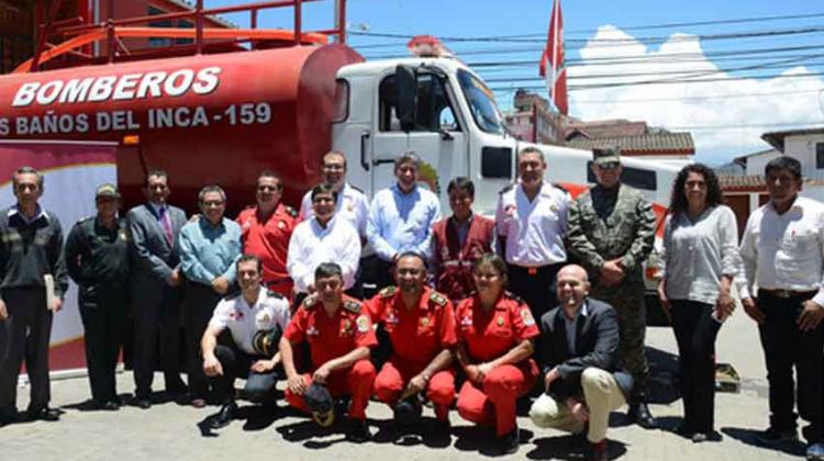 Donan camión cisterna a Bomberos de Baños del Inca