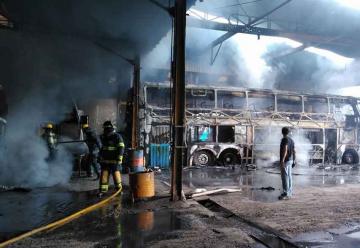 Devastador incendio arrasó un depósito de colectivos en Rosario