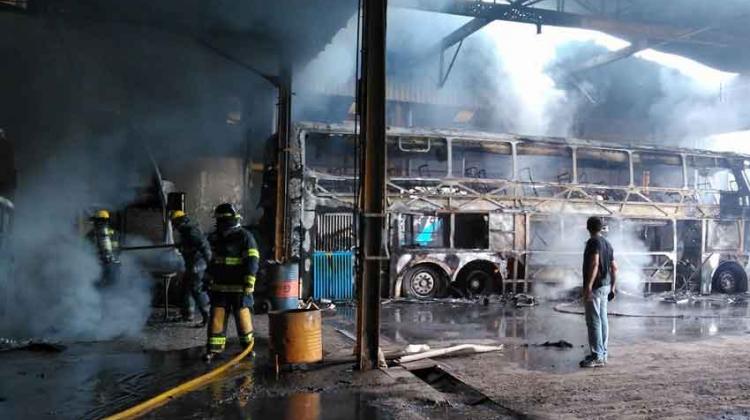 Devastador incendio arrasó un depósito de colectivos en Rosario